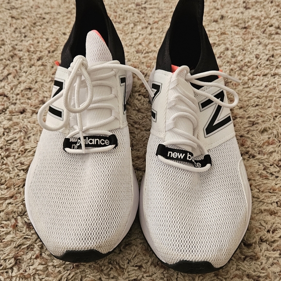 White New Balance, women's 11 - Picture 2 of 5